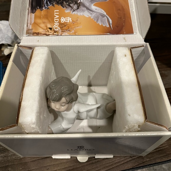 LLADRO’ Angel Laying Down Figurine #04541 - Picture 9 of 9
